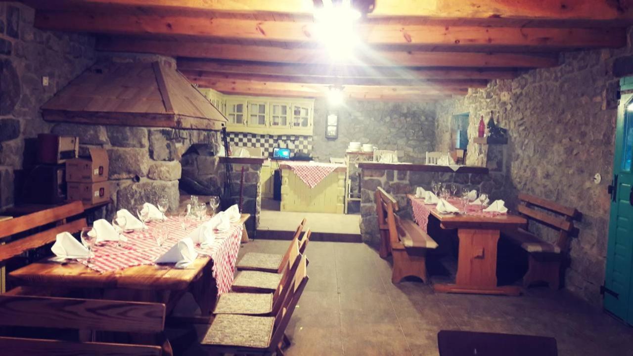 Hostel Majsic Otočac Buitenkant foto