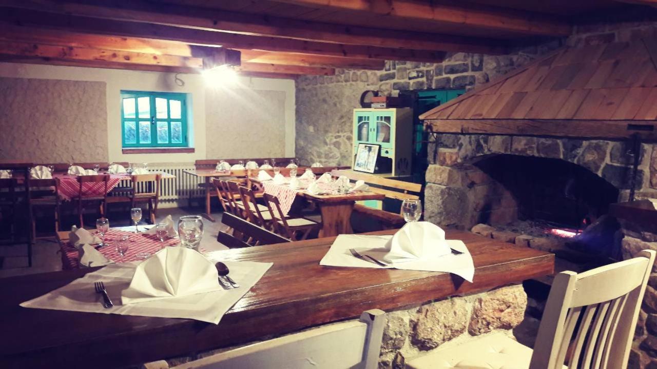 Hostel Majsic Otočac Buitenkant foto