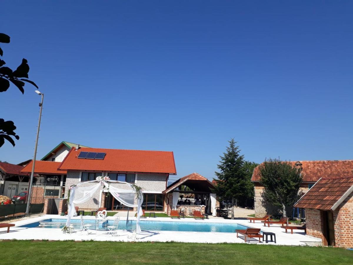 Hostel Majsic Otočac Buitenkant foto