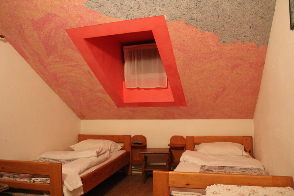 Hostel Majsic Otočac Buitenkant foto