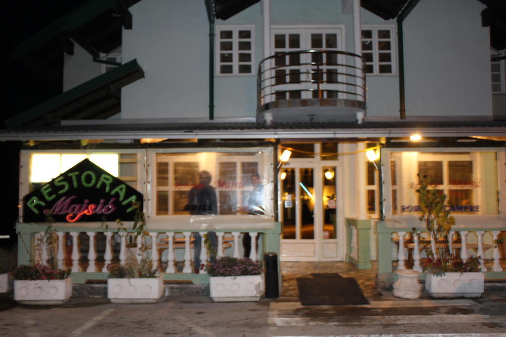 Hostel Majsic Otočac Buitenkant foto