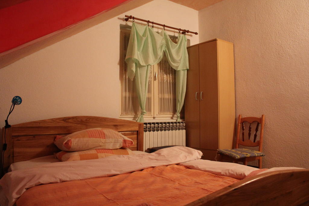 Hostel Majsic Otočac Buitenkant foto