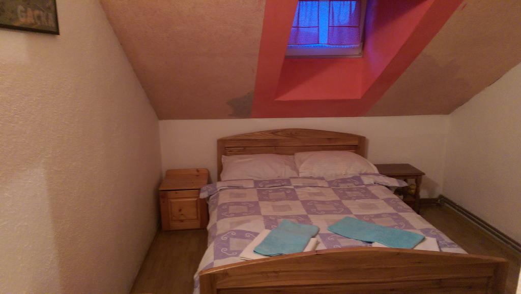 Hostel Majsic Otočac Buitenkant foto