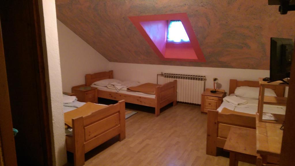 Hostel Majsic Otočac Buitenkant foto