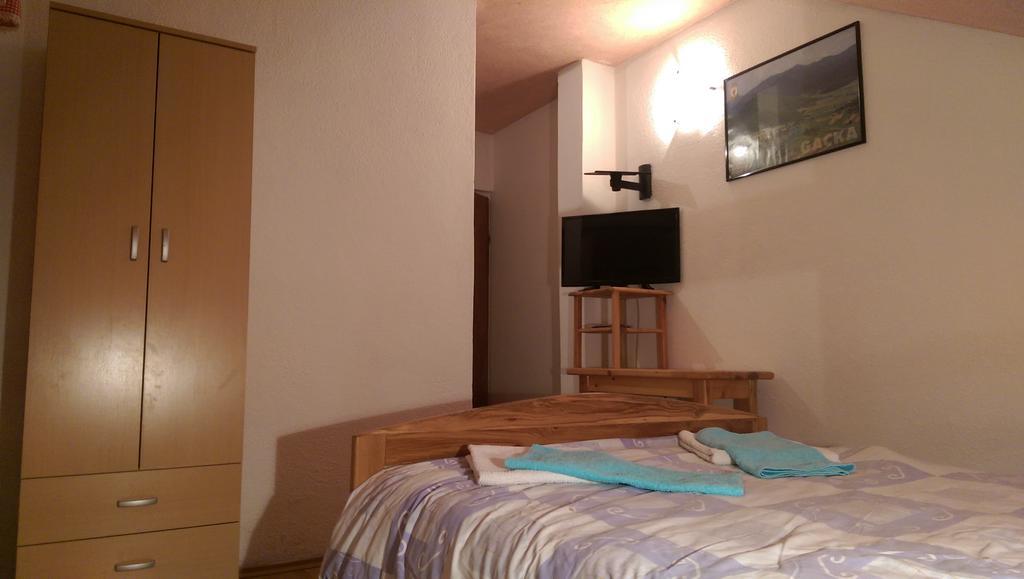 Hostel Majsic Otočac Buitenkant foto