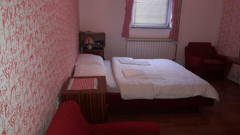 Hostel Majsic Otočac Buitenkant foto