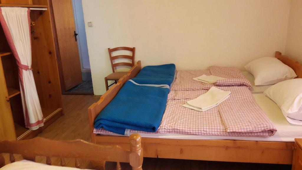 Hostel Majsic Otočac Buitenkant foto