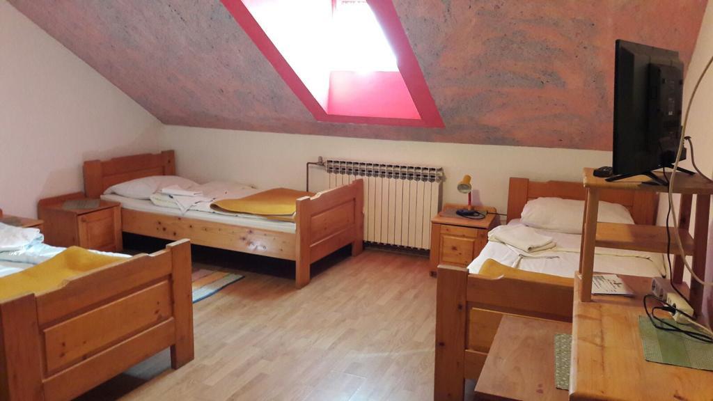 Hostel Majsic Otočac Buitenkant foto