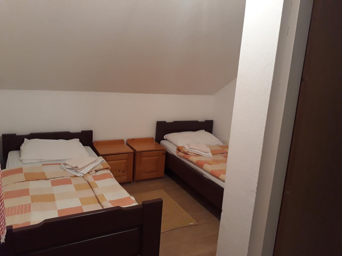 Hostel Majsic Otočac Buitenkant foto