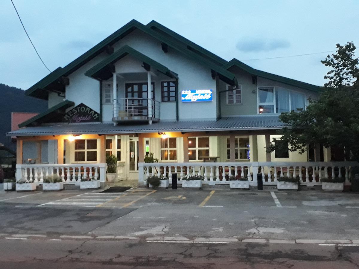 Hostel Majsic Otočac Buitenkant foto