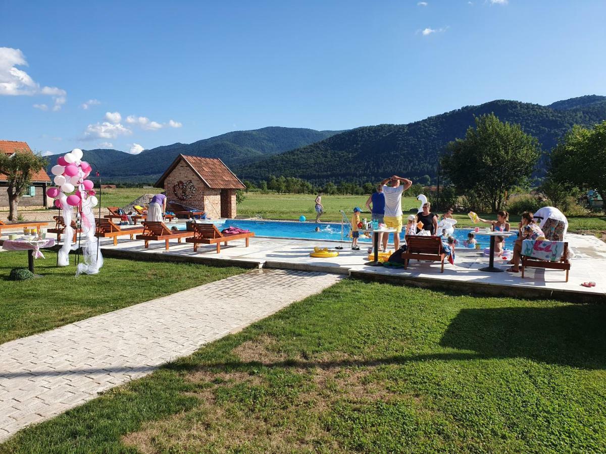 Hostel Majsic Otočac Buitenkant foto
